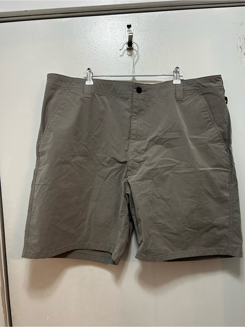 Wrangler Men's Flat Front Gray Shorts